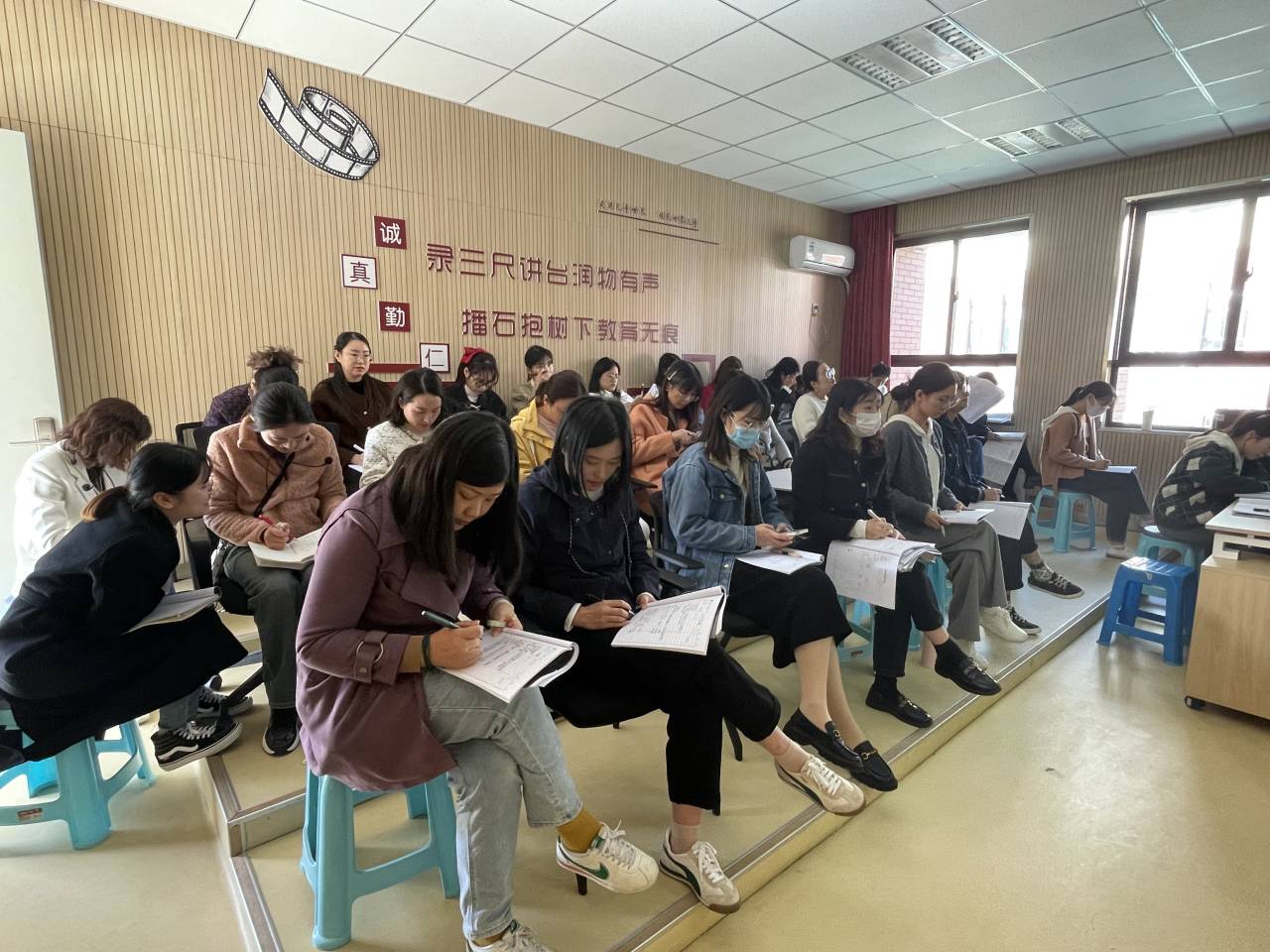 【湖畔·童化课题】深耕课堂勤探索  潜心教研促提升——语文校本研修之课例研讨_html_5799cf1e.jpg