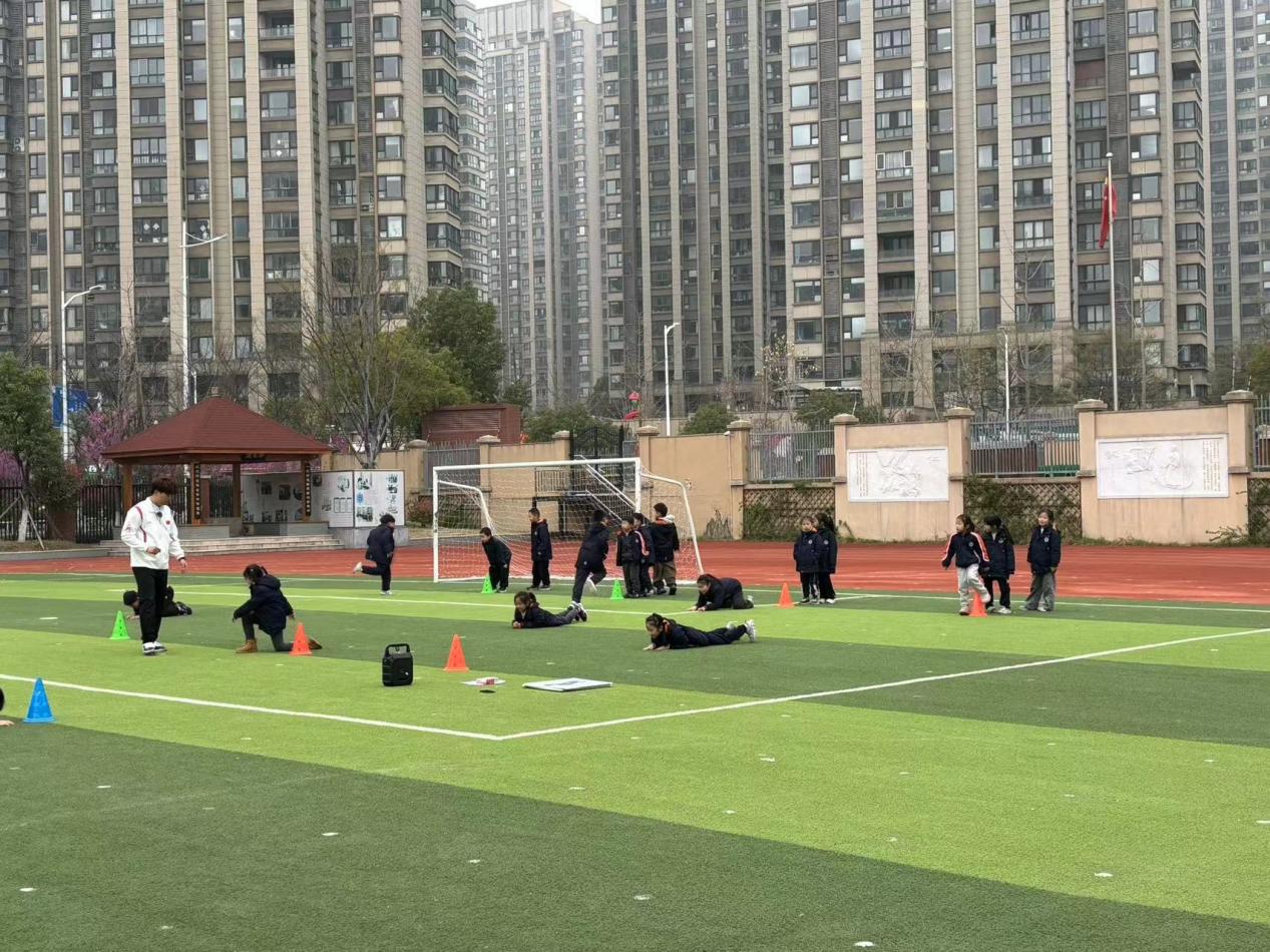 【湖畔·童化课堂】融学课堂 提质增效——体育校本研修之课例研讨（11）_html_m4ad2e7da.jpg