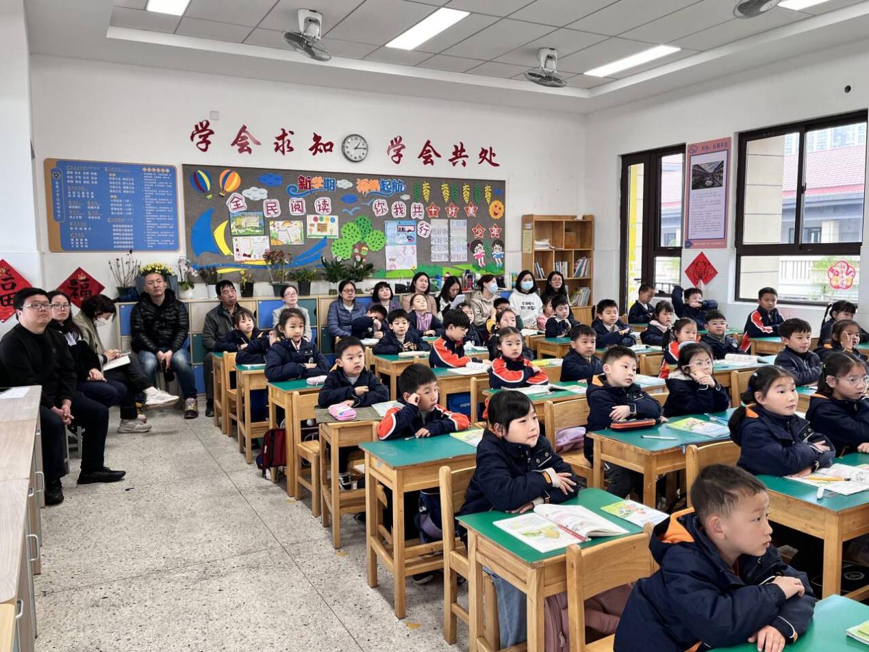 【湖畔·家校共育】以“爱”邀约 “育”见成长——金陵小学（仙林湖校区）家长开放日一年级篇_html_m53e4c757.jpg