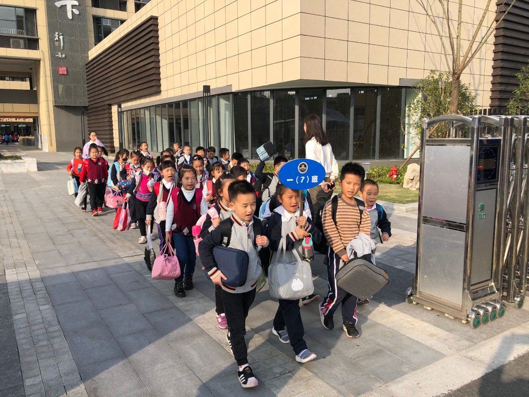【广志先进班集体】齐欢乐 勤求知 采硕果——金陵小学广志路校区2020级7班_html_2c5c00ff.png