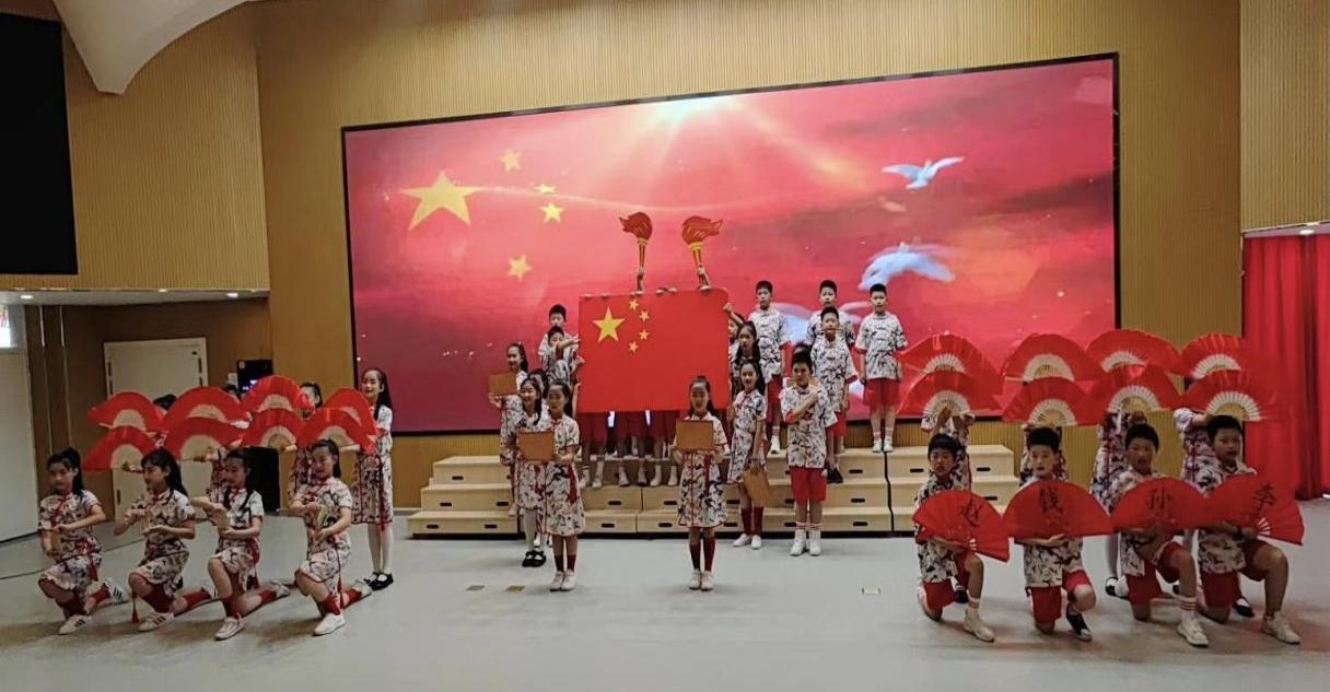 【博学广志】红歌传唱·童心向党——记金小广志路校区第三届广志艺术节暨“萌娃唱红歌”主题活动五年级诗朗诵专场_html_m244f8273.jpg