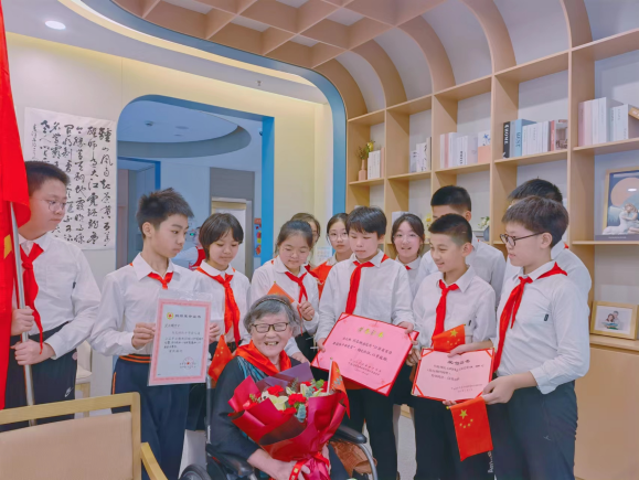【湖畔·红领巾寻访】喜迎二十大  永远跟党走（二十九）——六（10）中队红领巾寻访身边老党员_html_1fb1a78e.png