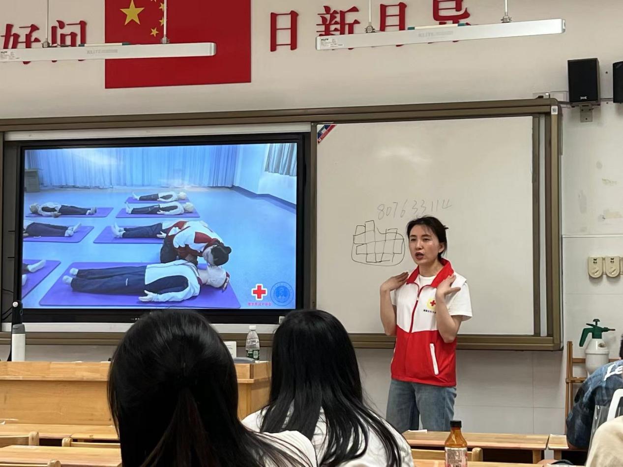 校园守护，就在身边_html_5c4f4b4d.jpg