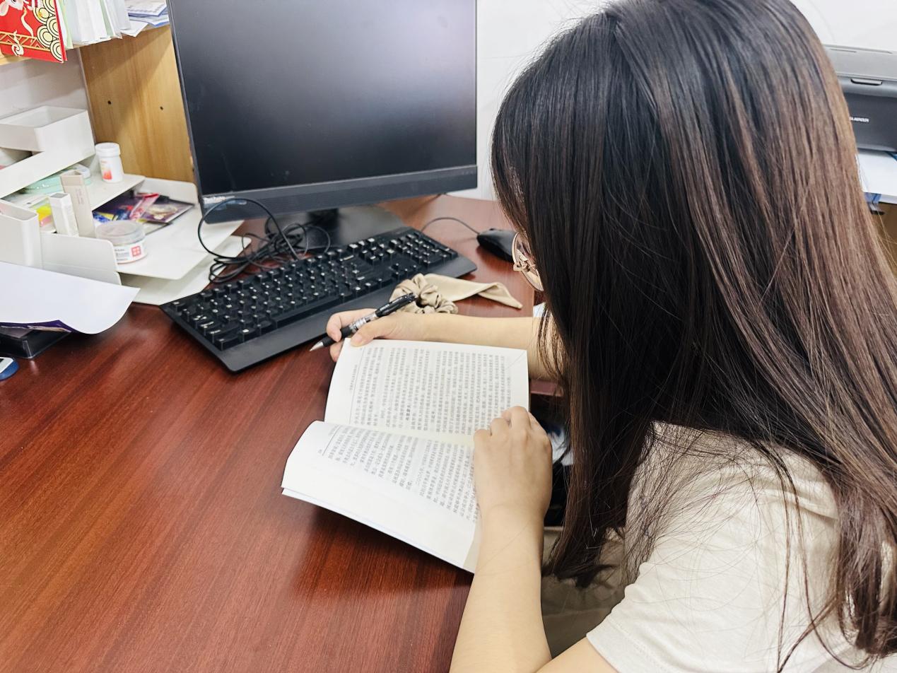 【湖畔·先锋示范】静心阅读 用心成长——中共南京市金陵小学仙林湖校区支部主题党日活动_html_7380a2b4.jpg