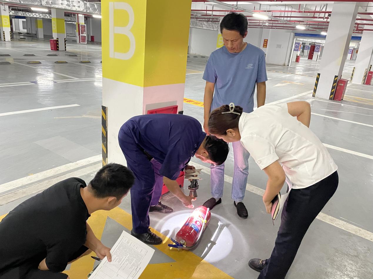 【湖畔·共佑安全】安全无小事，自查护开学——金陵小学（仙林湖校区）开展开学前安全检查_html_1b454e80.jpg