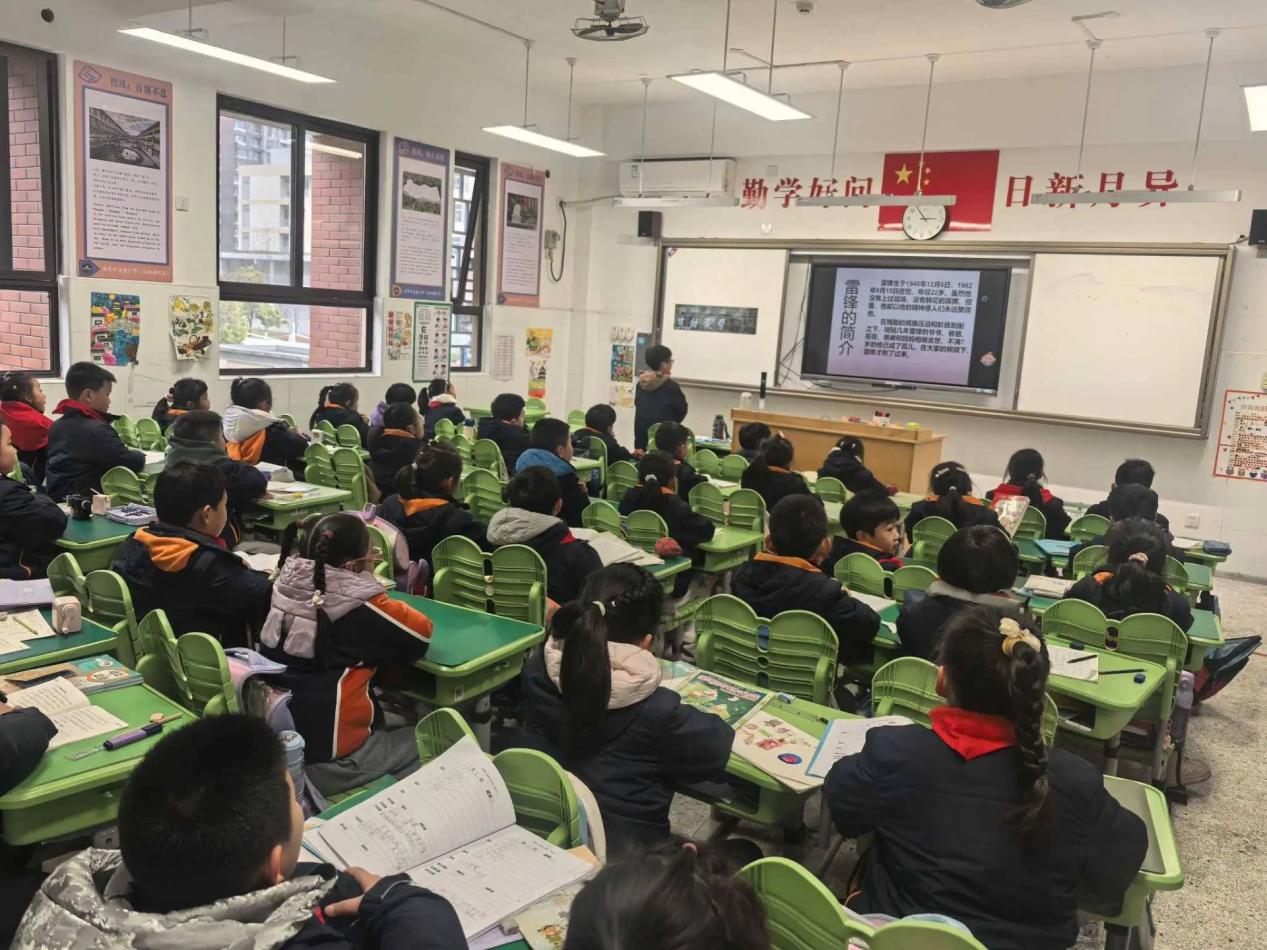 【湖畔·学生活动】传承雷锋精神，共筑校园新风 ——南京市金陵小学（仙林湖校区）开展学习雷锋精神主题班会活动_html_m3b423158.jpg