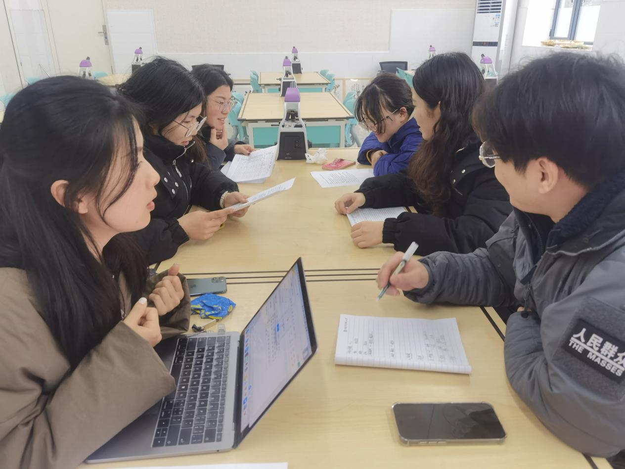 板蓝根里藏奥秘，科学探索启新程——金陵小学（广志路校区）科学组校本主题研修活动(1)_html_7e92dcf7.jpg