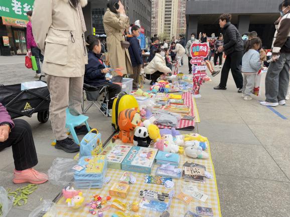 【湖畔·学生活动】公益跳蚤市场活动圆满落幕：童心筑爱，共享绿色未来_html_m7058defa.jpg