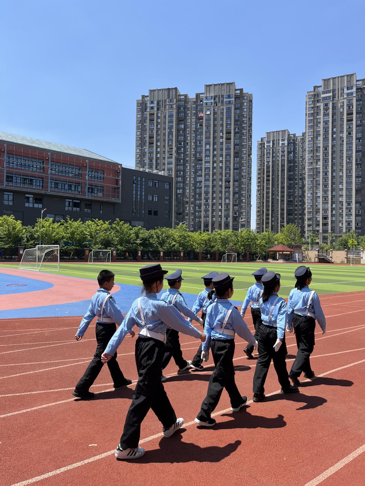 【湖畔光影】小交警爱劳动，属你最“警”彩_html_656c9c38.jpg