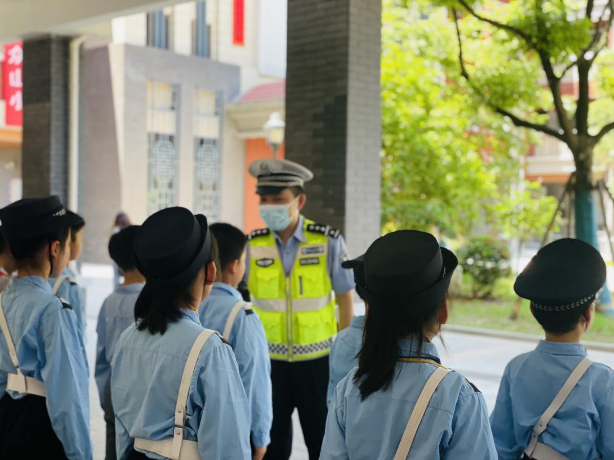 【湖畔光影】小交警爱劳动，属你最“警”彩_html_m34dcab07.jpg