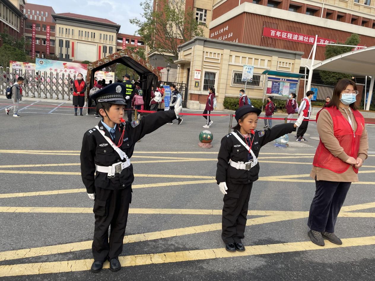 【湖畔光影】小交警爱劳动，属你最“警”彩_html_md851056.jpg