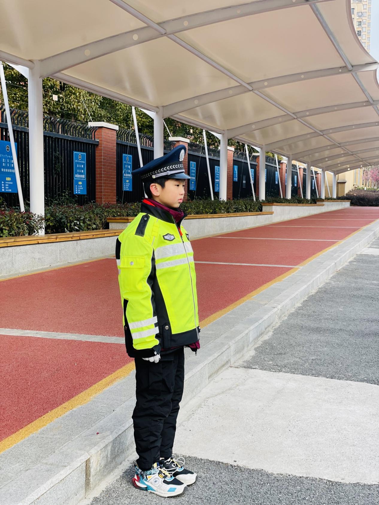 【湖畔光影】小交警爱劳动，属你最“警”彩_html_143bbf58.jpg