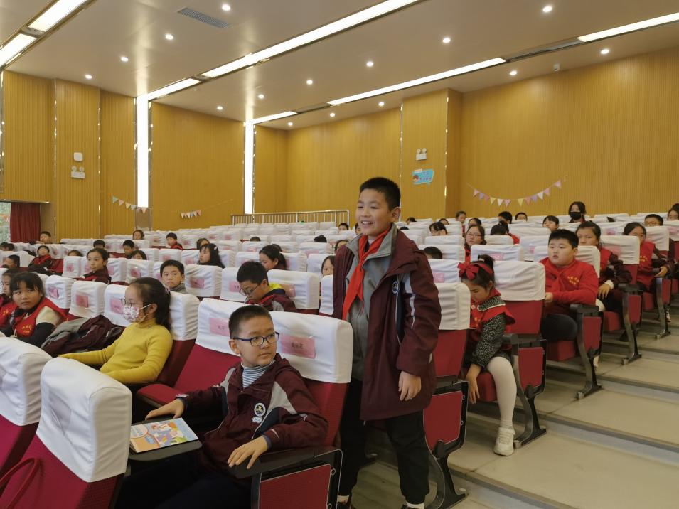 【博学广志】金融知识进课堂 安全教育记心间——记金陵小学广志路校区晨报小记者活动_html_676750e8.jpg