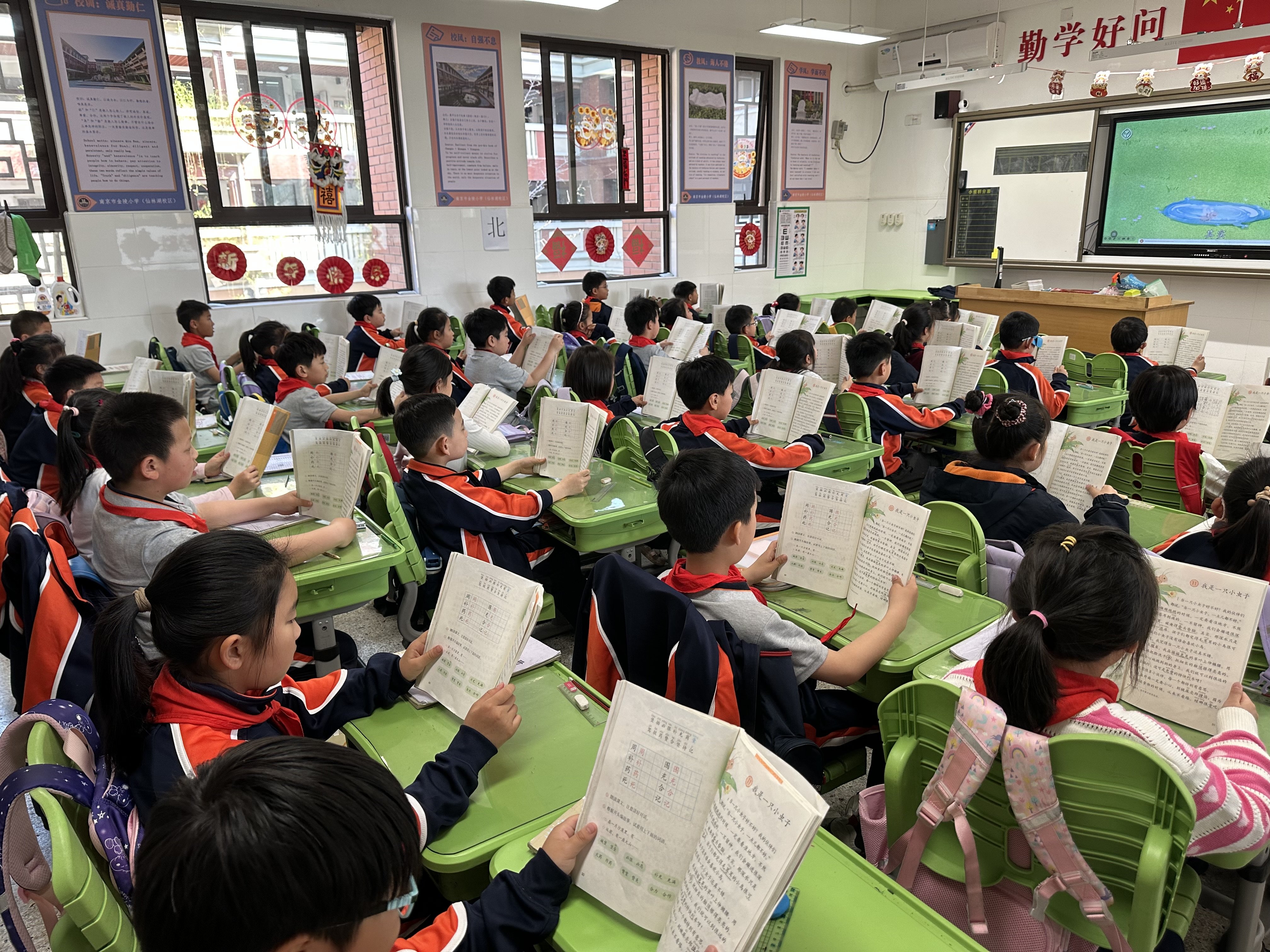 【湖畔&middot;童化课堂】深耕趣味课堂，赋能语文教学——记金陵小学（仙林湖校区）二年级语文组教研活动_html_m1a682798.jpg