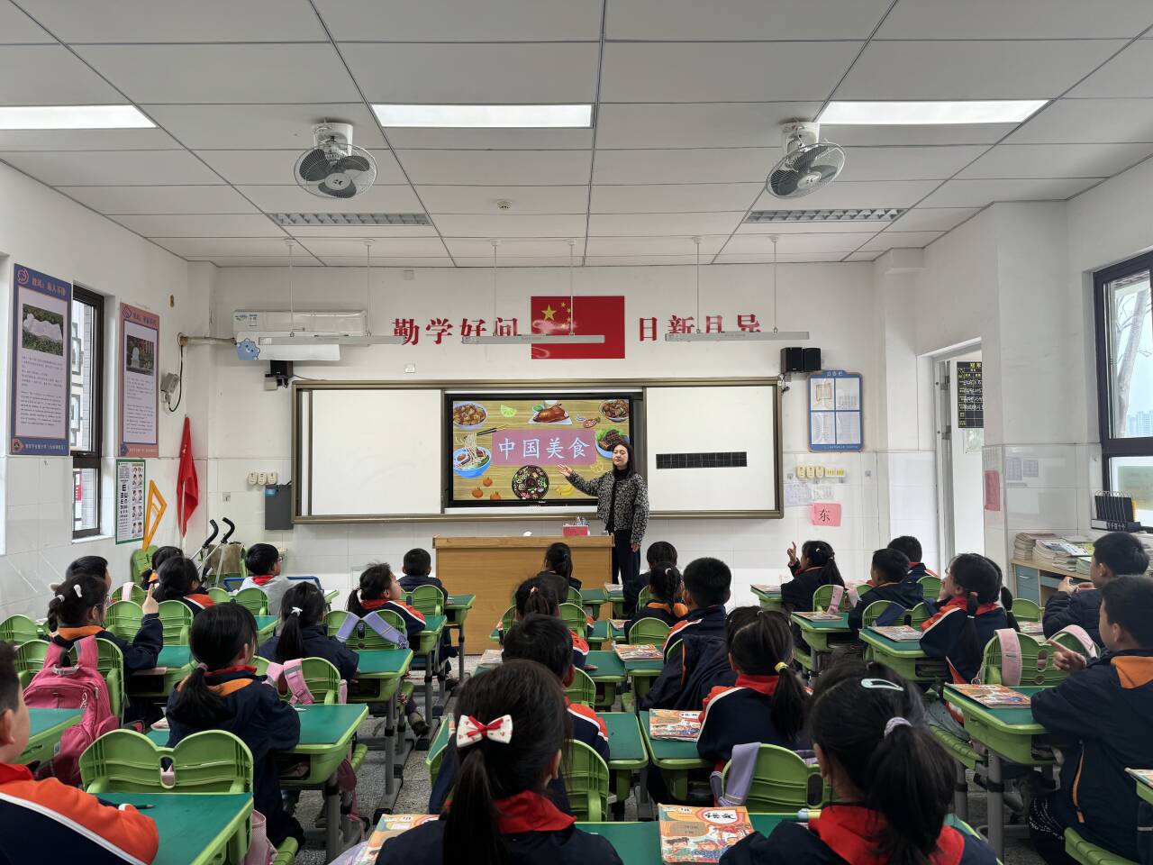 【湖畔&middot;童化课堂】深耕趣味课堂，赋能语文教学——记金陵小学（仙林湖校区）二年级语文组教研活动_html_m4f8e45e.jpg