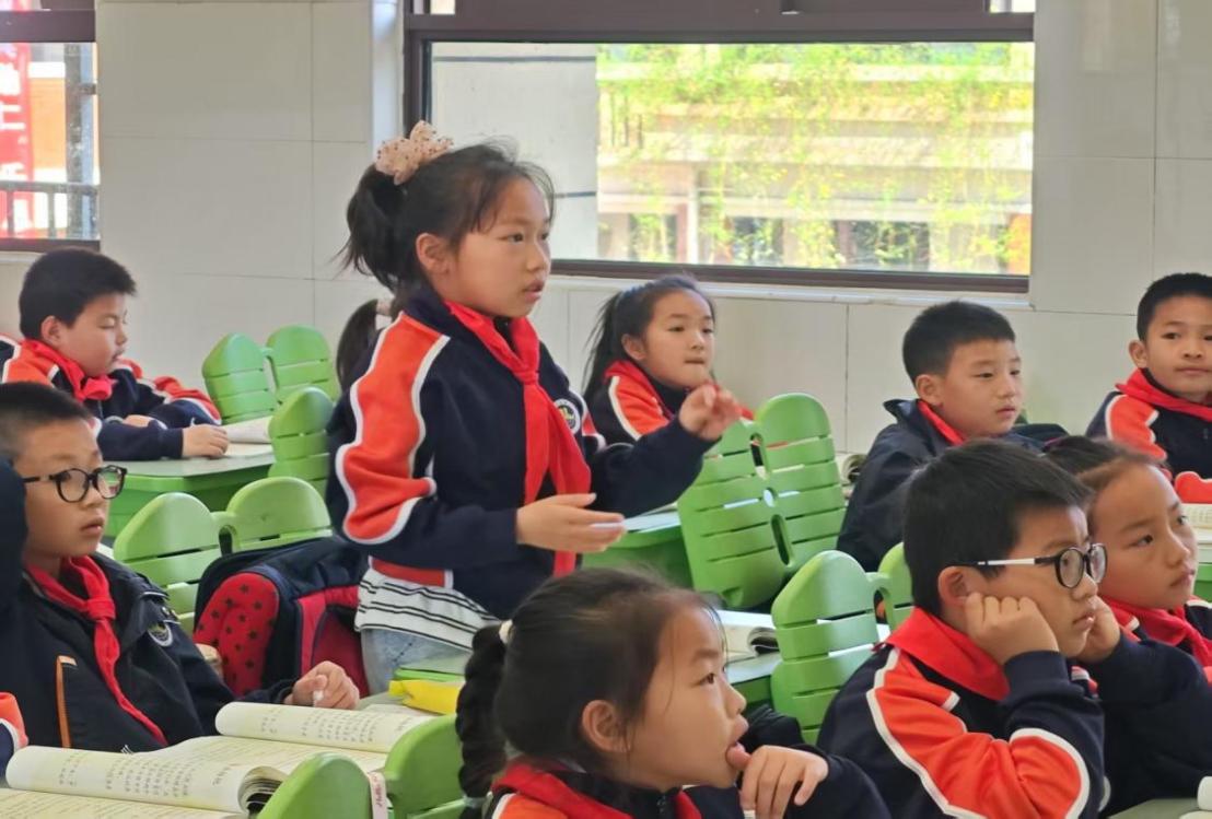 【湖畔·童化课堂】变换视角思考 表述不同看法——记金陵小学（仙林湖校区）二年级语文组教研活动_html_m60cbb4d1.jpg