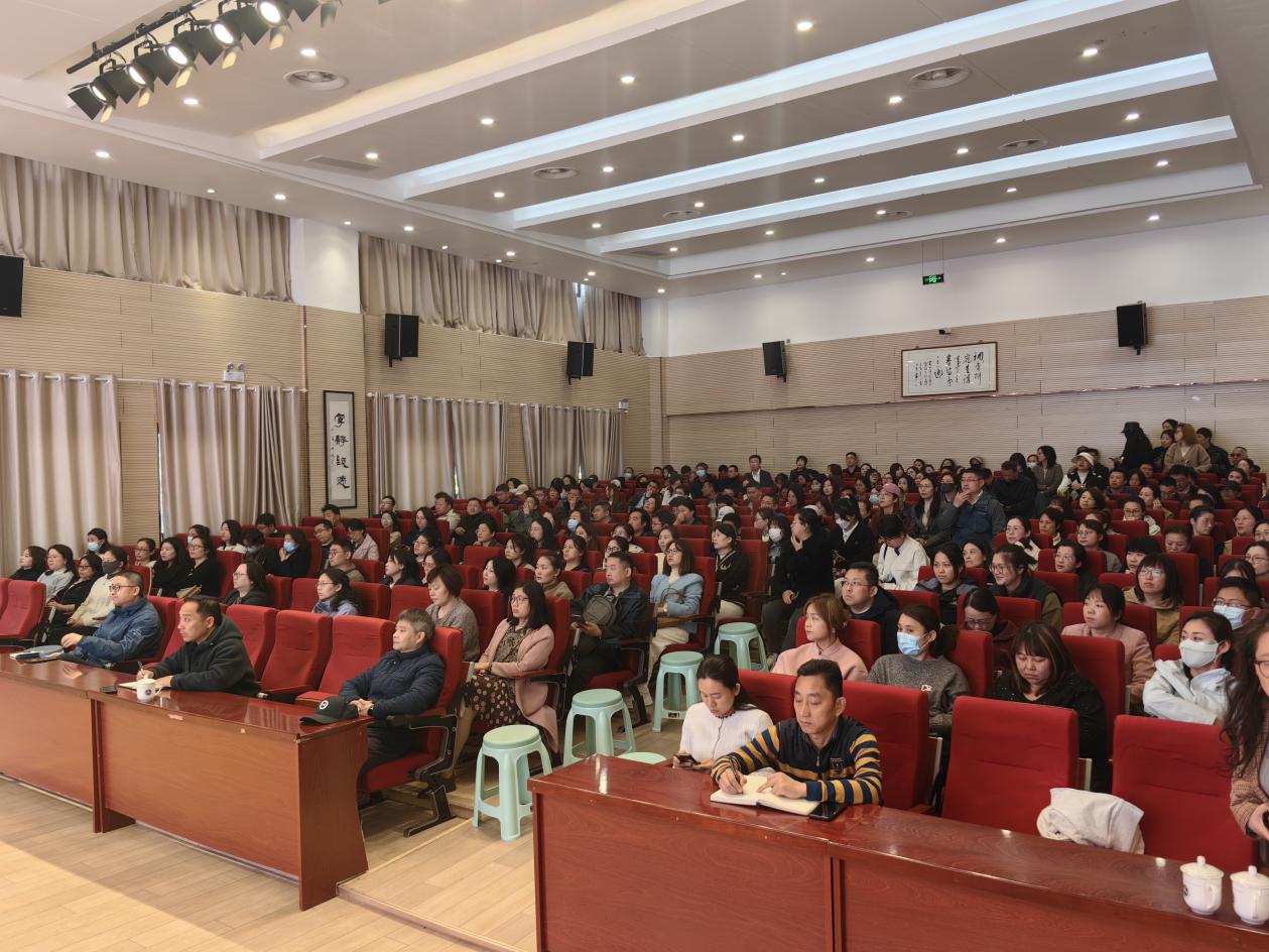 【湖畔·家校共育】共话成长路，携手小升初——南京市金陵小学（仙林湖校区）召开六年级家长会_html_3468a1a9.jpg