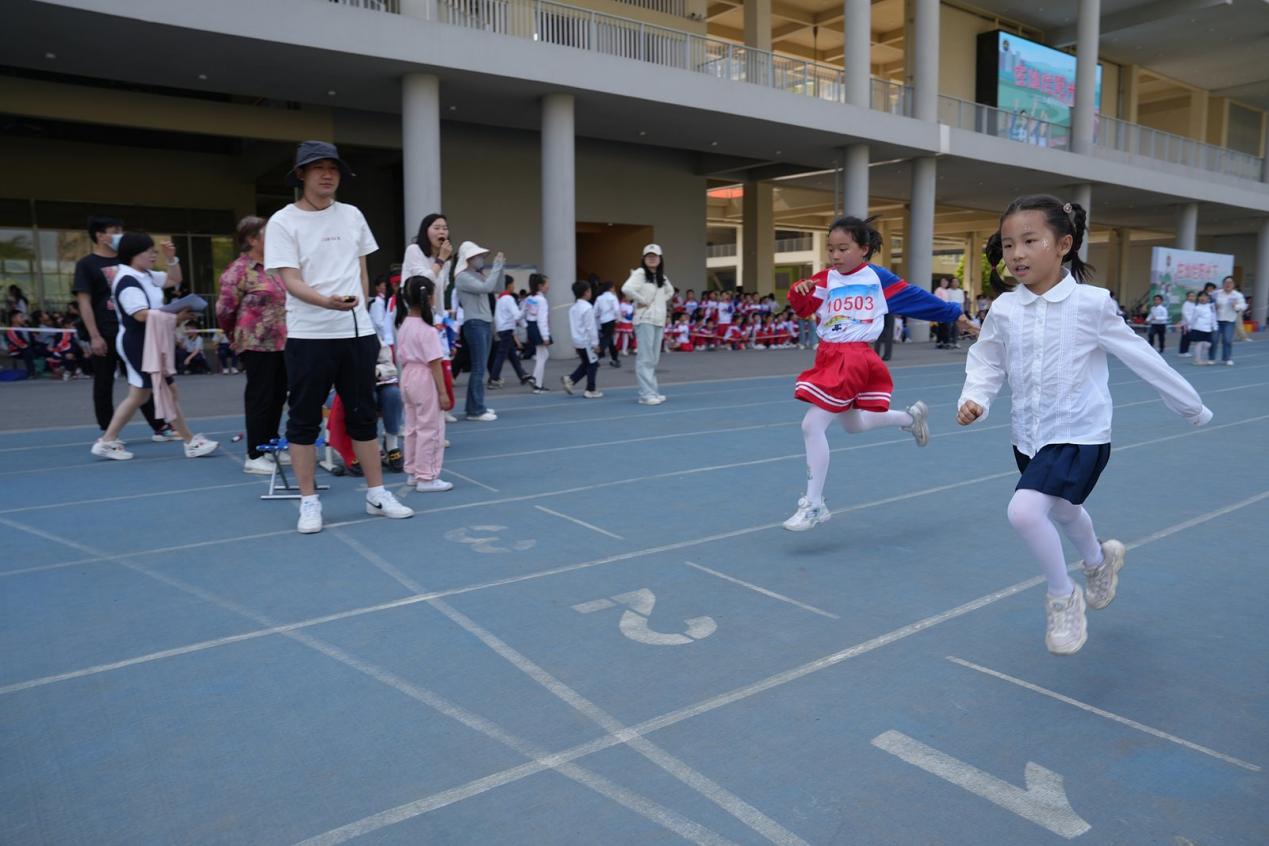 【湖畔·学生活动】在灿烂阳光下——记南京市金陵小学（仙林湖校区）2024—2025学年春季田径运动会（一、三年级）_html_m1be16144.jpg