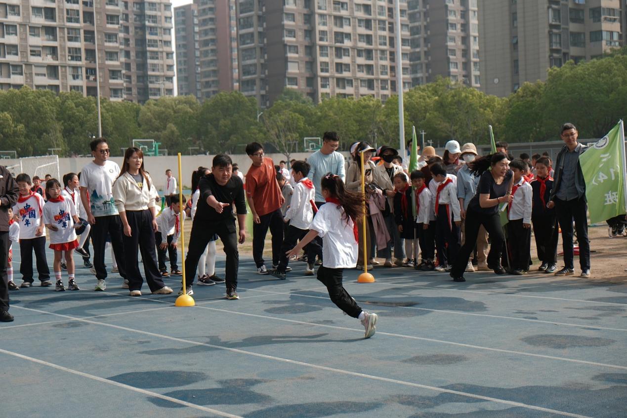 【湖畔·学生活动】在灿烂阳光下——记南京市金陵小学（仙林湖校区）2024—2025学年春季田径运动会（一、三年级）_html_m22aa9359.jpg