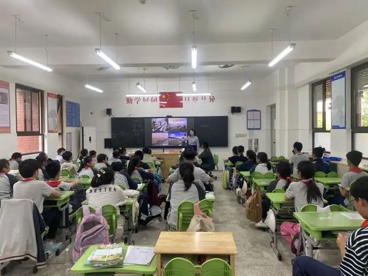【湖畔·学生活动】劳动点亮成长，平凡铸就伟大——金陵小学（仙林湖校区）开展劳动教育主题班会_html_2fa6f3f9.jpg