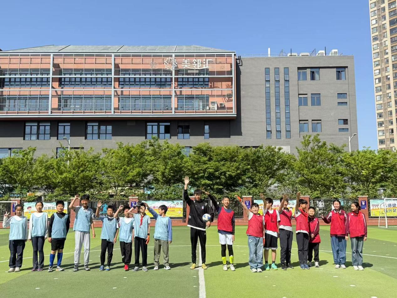 【湖畔·学生活动】金陵小学（仙林湖校区）“校长杯”六年级足球联赛第二轮战报——绿茵展风采，足球聚班魂_html_m61366591.jpg