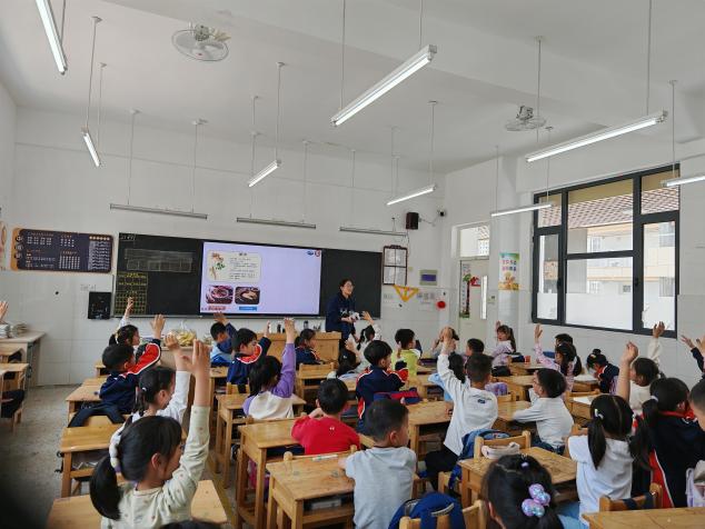 【博学广志】百草润童心 药香满校园——南京中医药大学科普讲座进校园_html_5e3da903.jpg