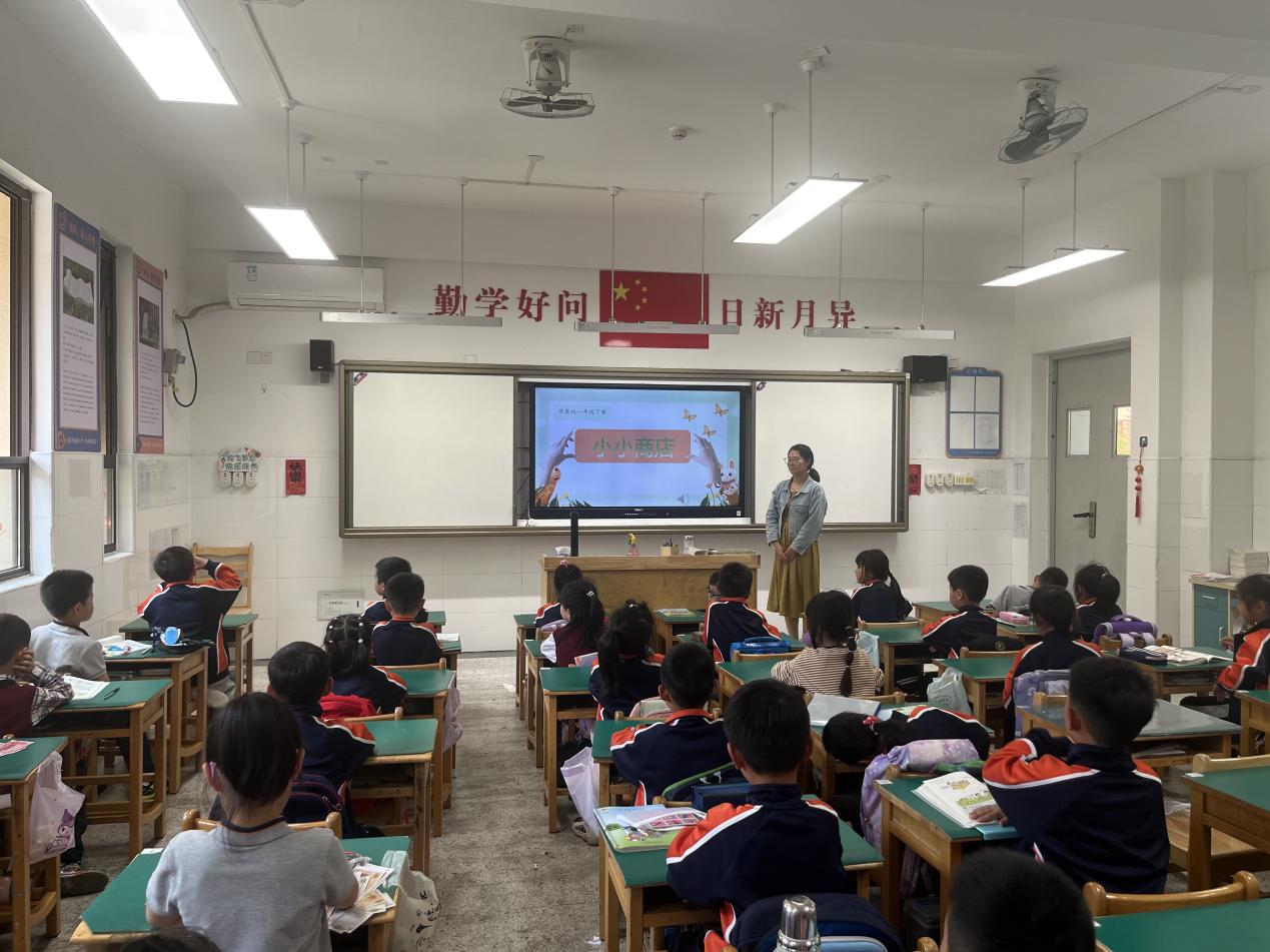 【湖畔·童化课堂】小小商店，别样精彩——数学校本研修之课例研讨（200）_html_m52e7432c.jpg