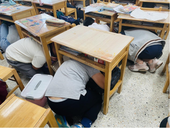 【湖畔·共佑安全】人人讲安全，个个会应急——金陵小学（仙林湖校区）开展地震防灾演练活动_html_3647f179.png