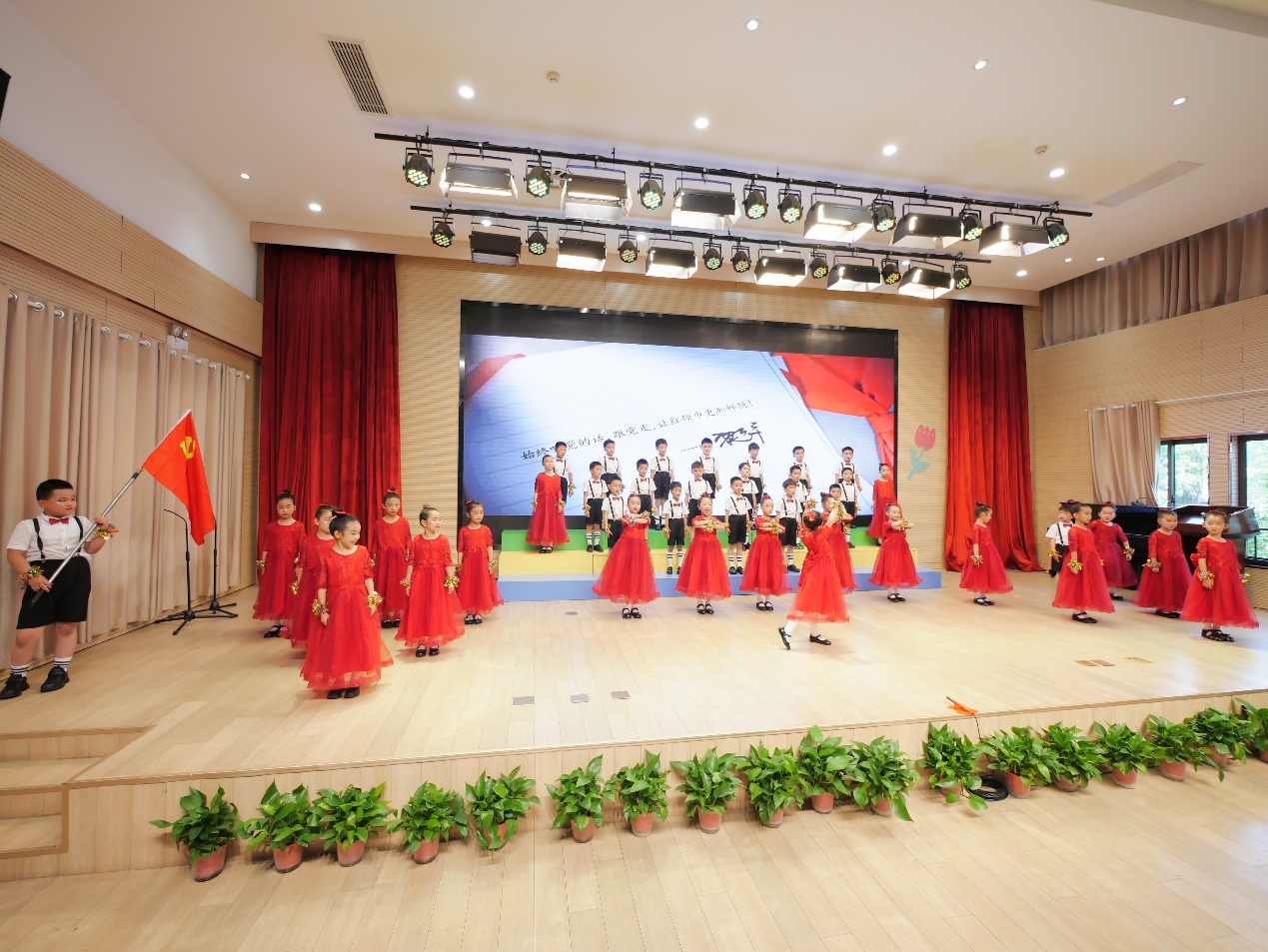 【湖畔·学生活动】“红领巾爱祖国●闪闪发光的你”——合唱比赛一年级专场_html_m1ed2d543.jpg