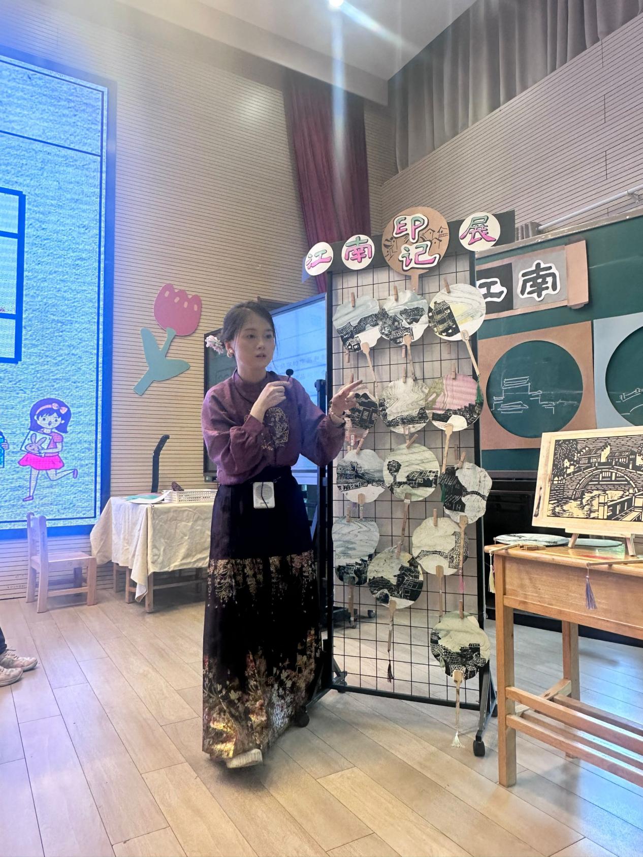 “小得盈满 江南韵味”——栖霞区小学美术教研活动之水墨印染艺术大单元课程展示_html_7f1fdfce.jpg
