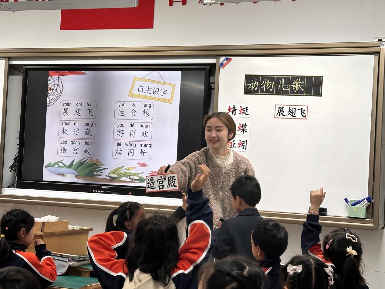 【湖畔·童化课堂】课堂展风采 教研促成长——记金陵小学（仙林湖校区）一年级语文组教研活动_html_m8eaf606.jpg