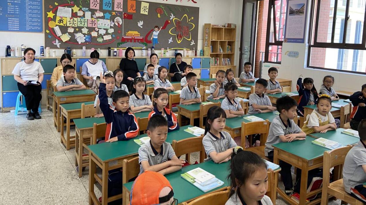 【湖畔·童化课堂】理解算理 掌握算法——数学校本研修之课例研讨（209）_html_m7a26d40c.jpg