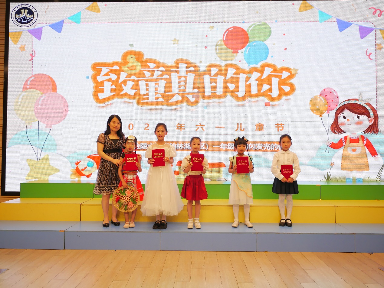 【湖畔·学生活动】“红领巾爱祖国●闪闪发光的你”——合唱比赛一年级专场_html_m55da30ce.jpg