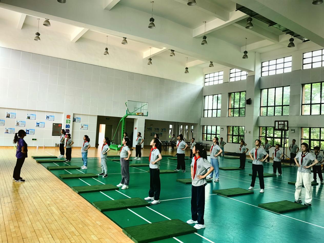 【湖畔·童化课堂】展体育课堂风采，以研促教共成长——体育校本研修之课例研讨（13）_html_2f02bc6a.jpg