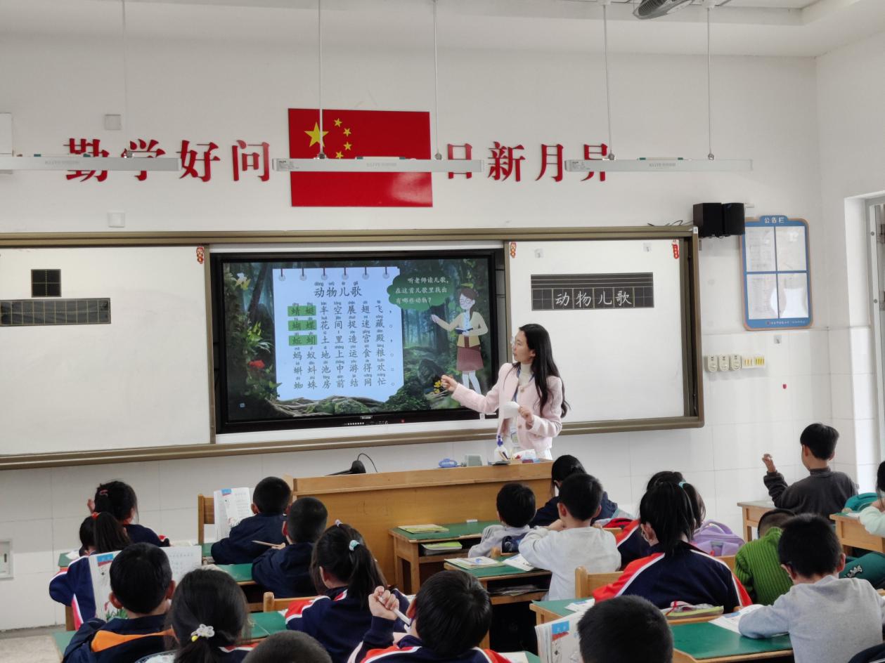 【湖畔·童化课堂】春日浓浓，同研成长——记金陵小学（仙林湖校区）语文小组教研_html_m60459cfd.jpg