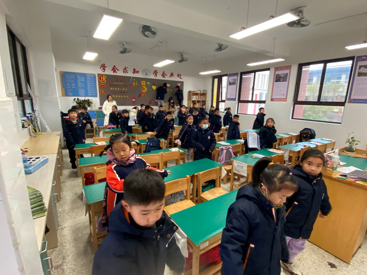 【湖畔·家校共育】初冬“心”相遇，日“伴”见成长——金陵小学（仙林湖校区）家长开放日一年级篇_html_m2e1f55c9.jpg