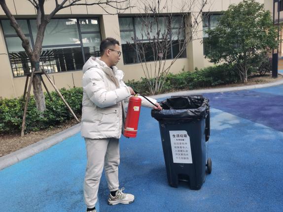 【博学广志】加强实操培训 熟练灭火技能——金陵小学（广志路校区）组织消防灭火器使用培训_html_m3a368827.jpg