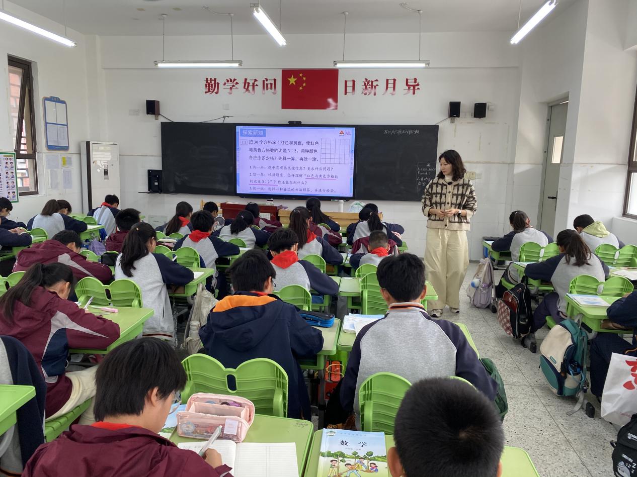 【湖畔·童化课堂】开放多元思维，联结知识内容——数学校本研修之课例研讨（227）_html_m6a942d12.jpg