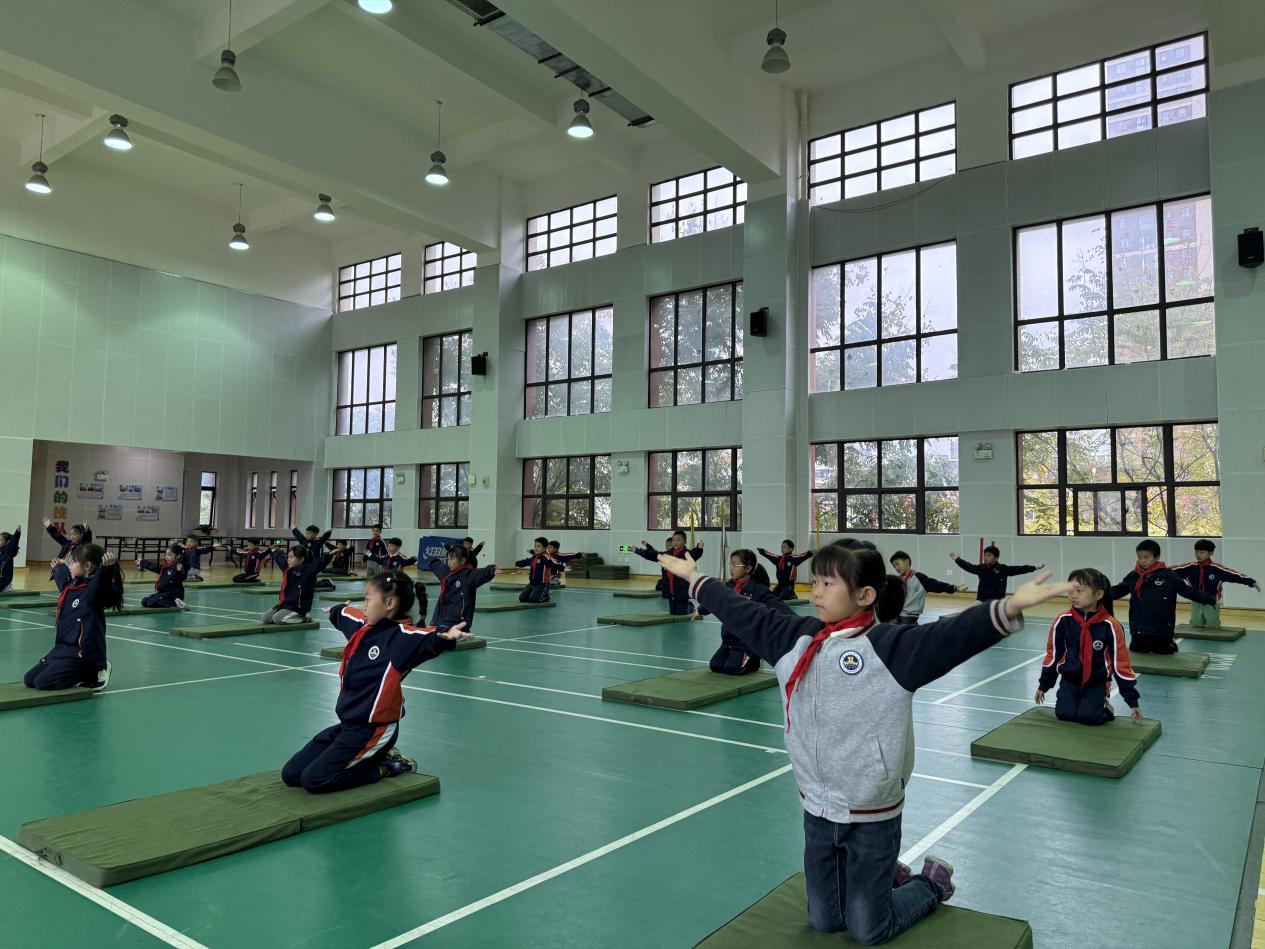 【湖畔·协同育人】精准教研引领入校园 深度把脉课堂促成长——栖霞区体育教研员莅临学校开展调研与听课指导活动_html_39798a12.jpg