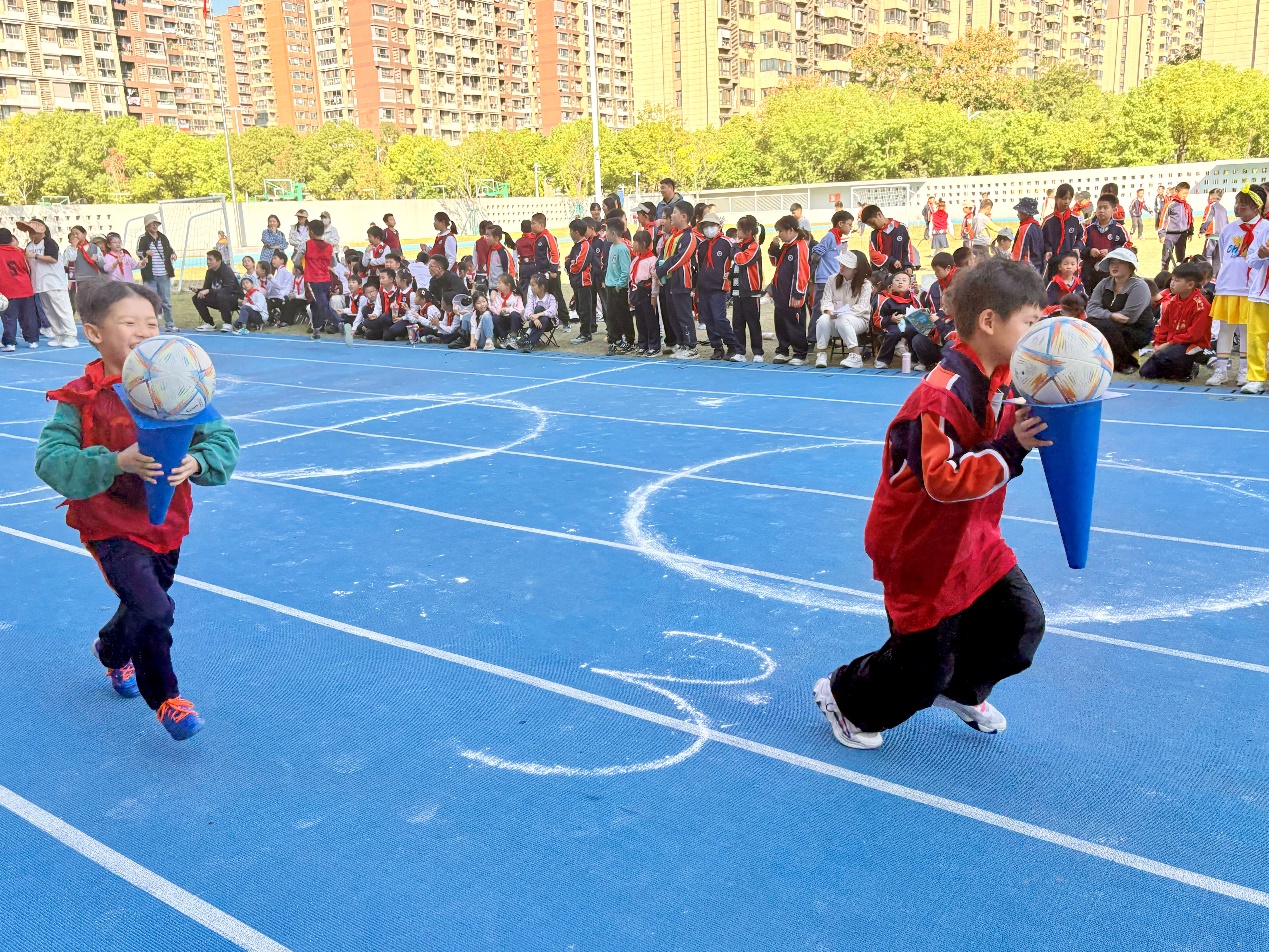 【湖畔·学生活动】秋韵燃动，逐梦赛场——记南京市金陵小学（仙林湖校区）2024—2025学年秋季趣味运动会（一、三年级）_html_m58fe12a7.jpg