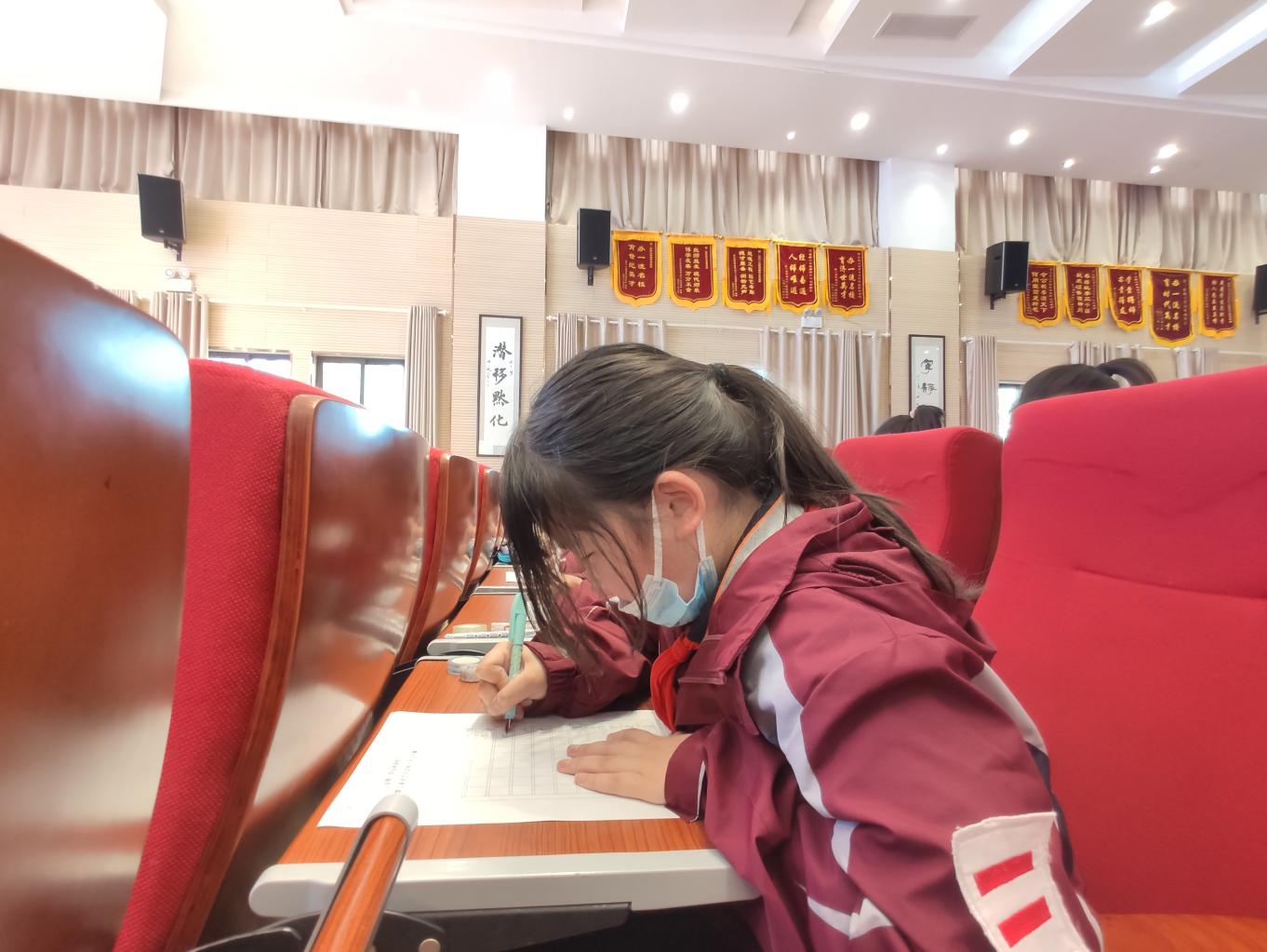 【湖畔光影】墨韵飘香 书写成长——第三届语文活动周之“书法大赛”五年级专场_html_467df5fa.jpg