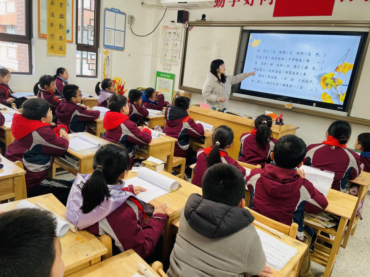 【湖畔·童话课堂】乐润心田，拥抱金秋——音乐校本研修之课例研讨_html_m722f0de0.jpg