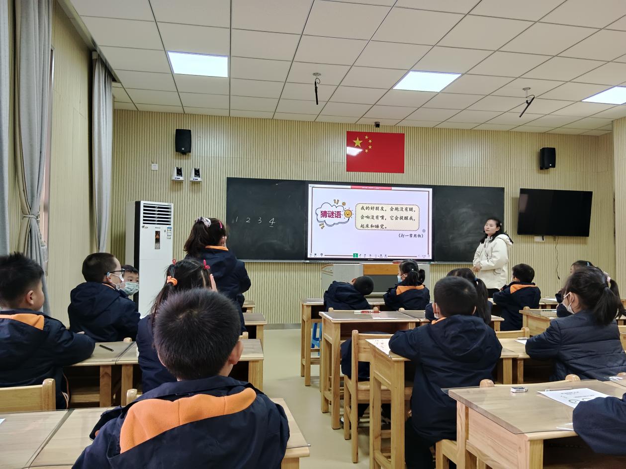 【湖畔·童化课堂】打开神秘数学之门，经历趣味时钟故事——数学故事汇之课例研讨（130）_html_5a8012f2.jpg