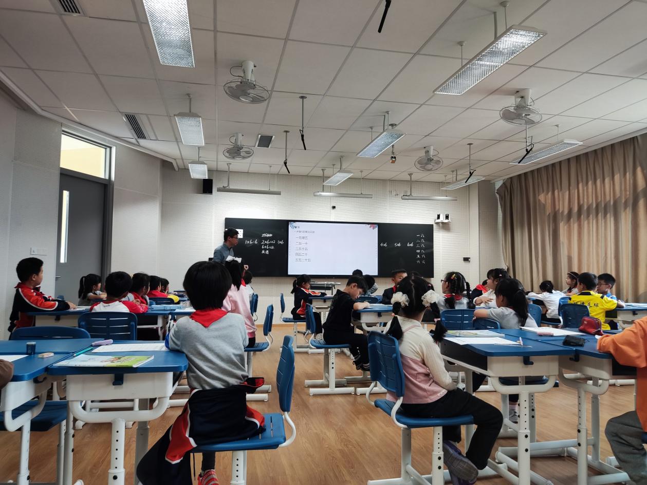 【湖畔·童化课堂】经历知识形成过程，发展学生核心素养——数学校本研修之课例研讨（179）_html_m7479e300.jpg