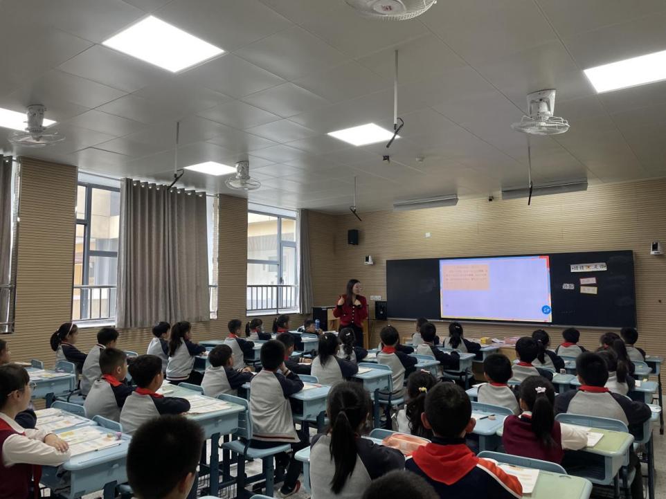 【博学广志】起步有法，指导有路——金陵小学广志路校区语文组校本研修活动_html_6a9cc481.jpg
