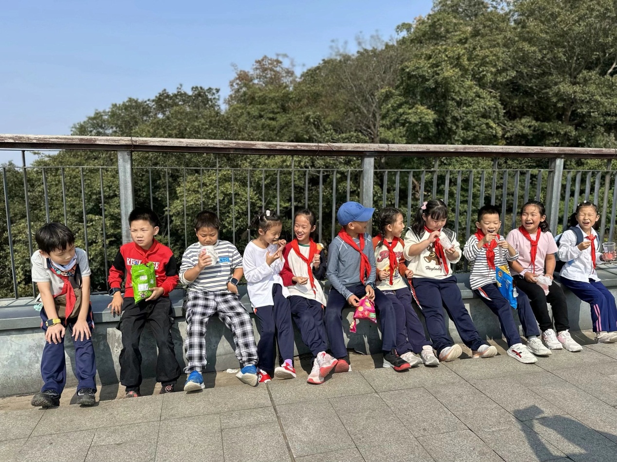 【湖畔·学生活动】向阳而生，逐光而行——金陵小学（仙林湖校区）二年级（1）班亲子登山活动_html_m395a9268.jpg