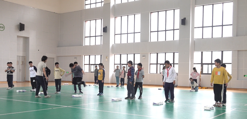 【湖畔·童化课堂】展体育课堂风采，以研促教共成长——体育校本研修之课例研讨（9）_html_42b09f88.png