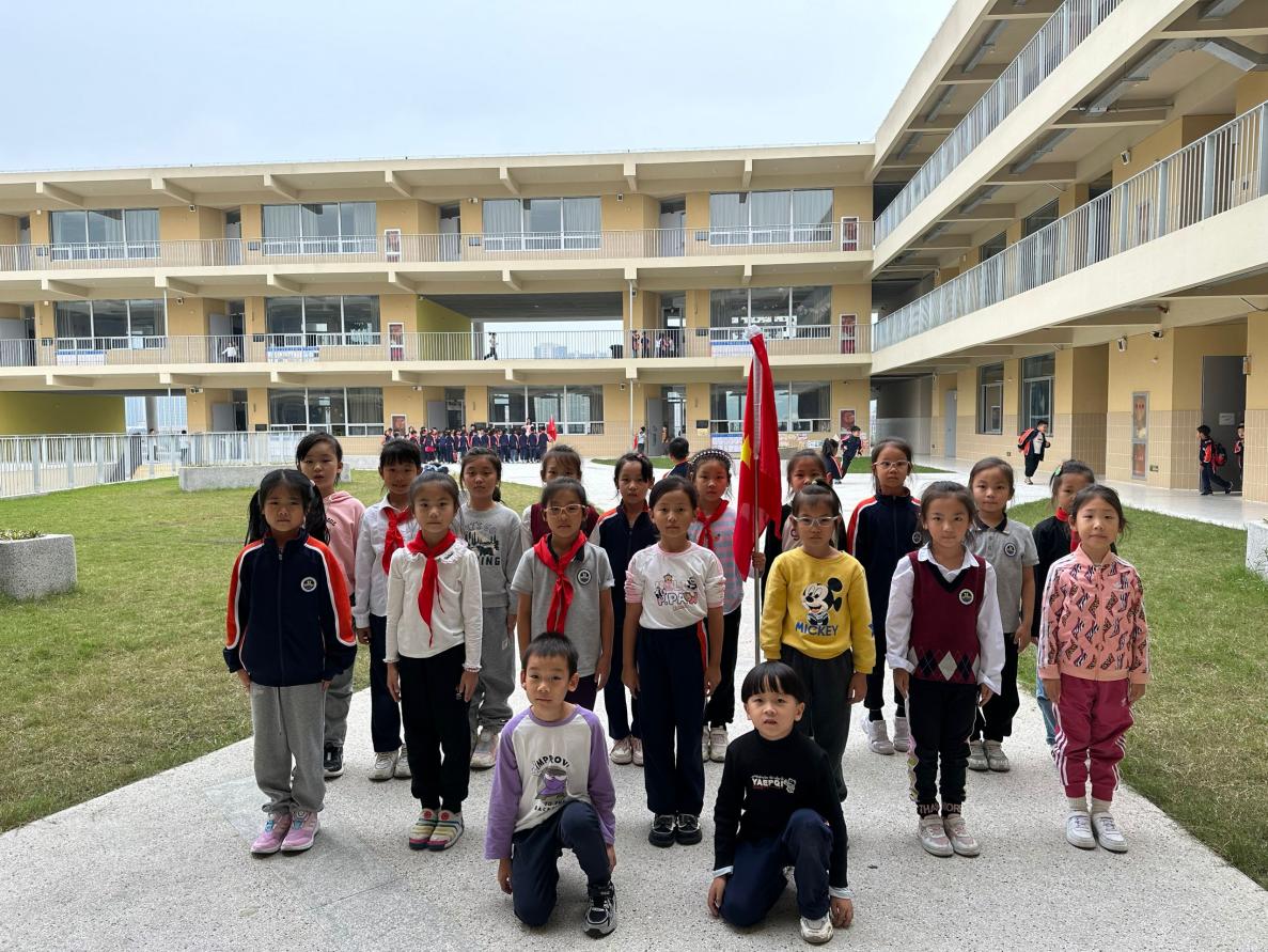 【湖畔·红领巾】童心向党，薪火相传——金陵小学（仙林湖校区）建队日系列活动之我与队旗合个影_html_m6197ede3.jpg