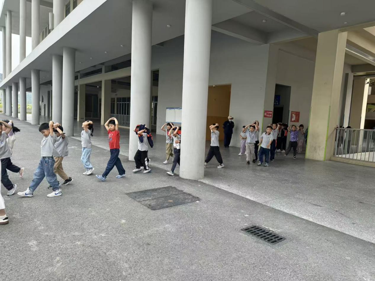 【湖畔·共佑安全】实战砺精兵 安全筑校园——南京市金陵小学（仙林湖校区）成功开展地震应急疏散演练_html_m4a32018e.jpg