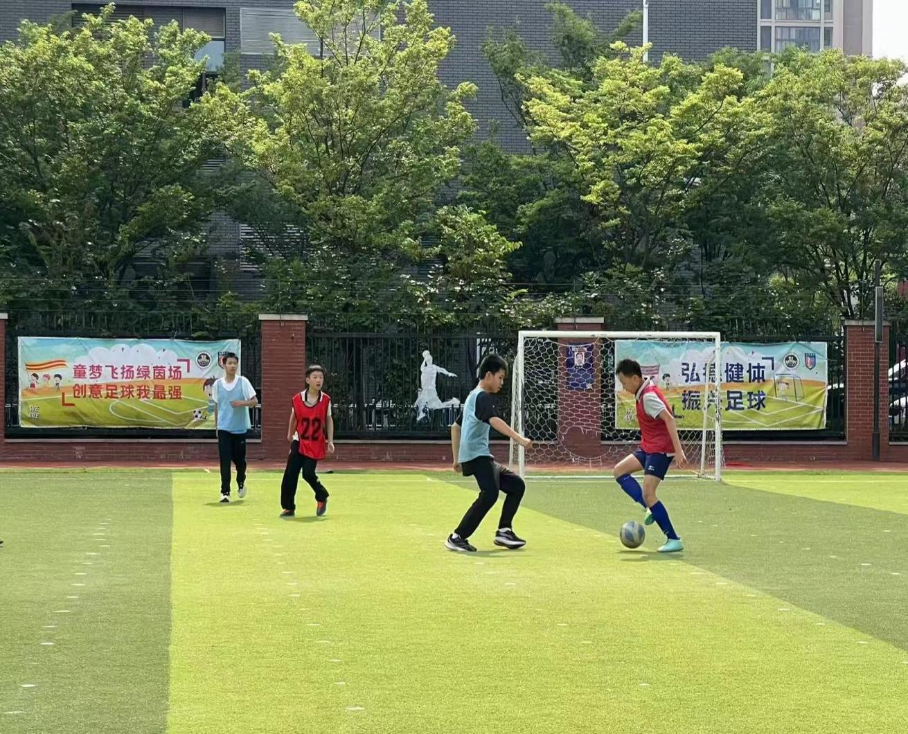 【湖畔·学生活动】绿茵少年锋芒现 终极决战奏凯歌——六年级足球联赛总决赛圆满落幕_html_452afeae.jpg